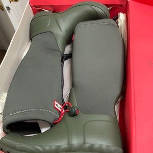 Hunter Rainboots in Dark Olive US size 7M/8F